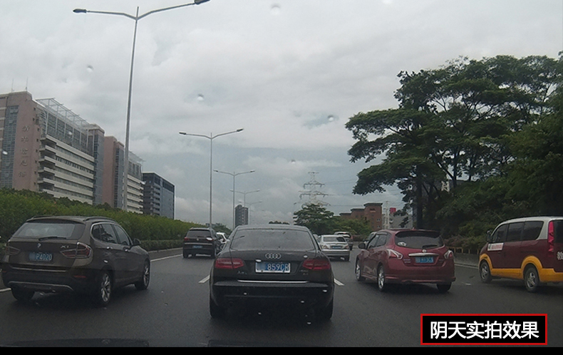小霸王大屏人機互動行車記錄儀